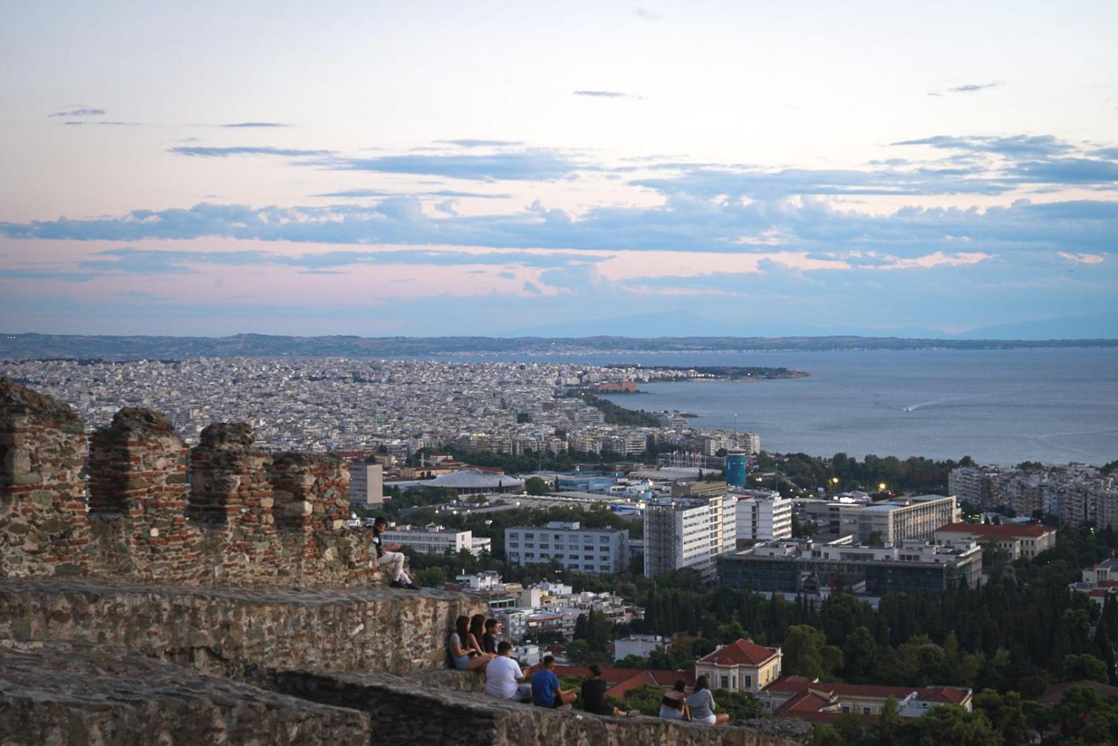 Beyond The Castle Apartment Thessaloniki Exterior photo