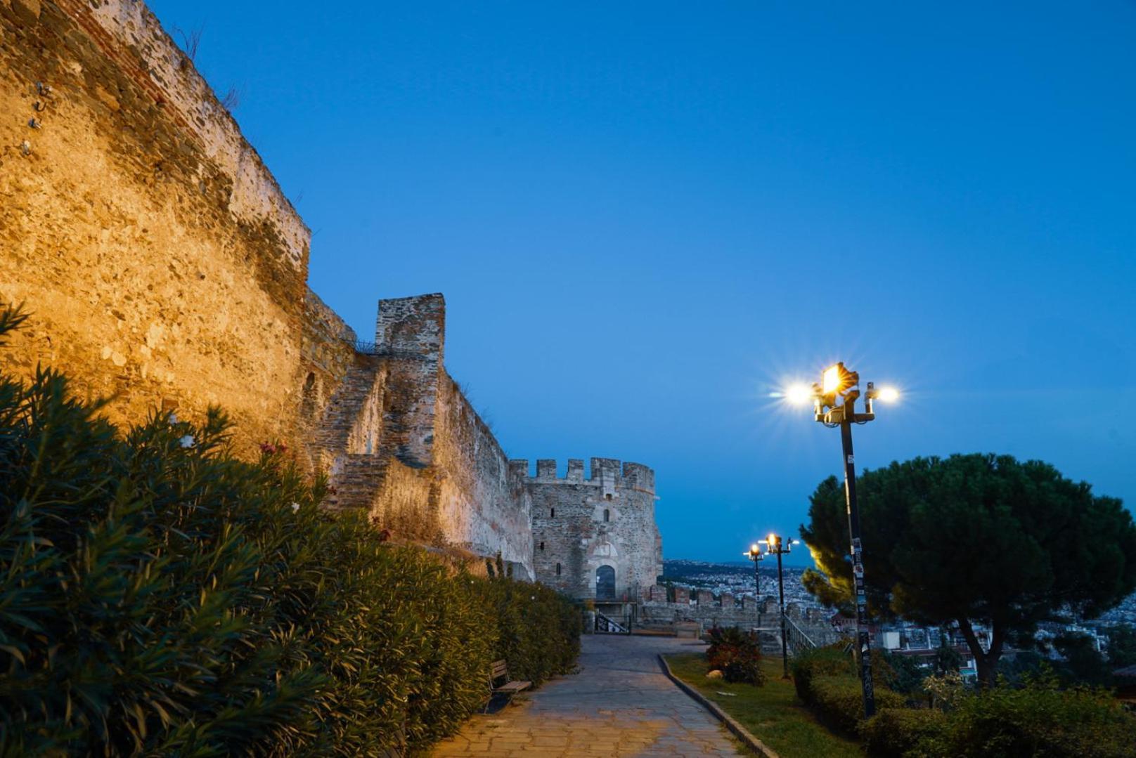 Beyond The Castle Apartment Thessaloniki Exterior photo