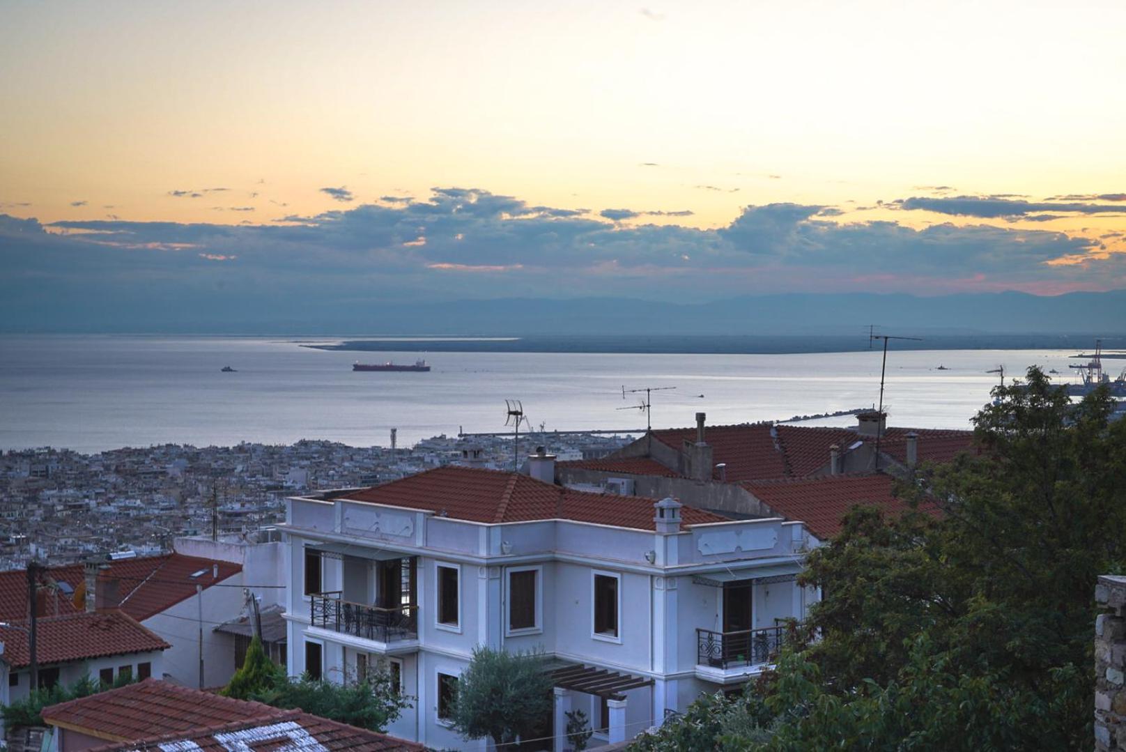 Beyond The Castle Apartment Thessaloniki Exterior photo