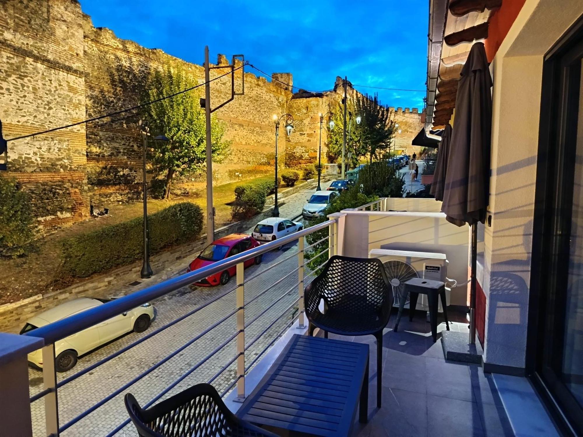 Beyond The Castle Apartment Thessaloniki Exterior photo