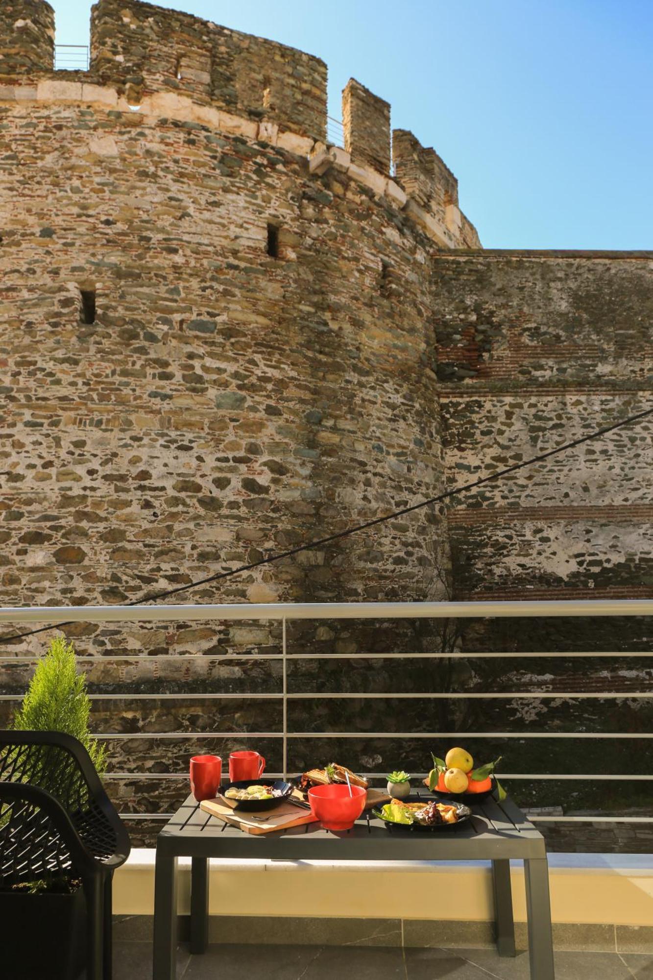 Beyond The Castle Apartment Thessaloniki Exterior photo
